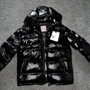 HELT OANVÄND MONCLER MAYA . STORLEK 4 MEN SITTER SOM LARGE.