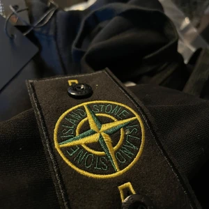 Stone island zip - Riktigt fin stone island zip i storlek M men passar även perfekt för S. Skick 10/10 inga defekter. Hör av dig vid fler funderinger/bilder. Pris kan diskuteras vid snabb affär 🤝🏼