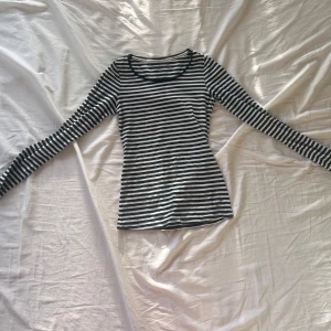 Randig långärmad tröja från H&M - Säljer en klassisk randig tröja från H&M. Den är långärmad och har en rund halsringning. Perfekt för både vardag och lite mer avslappnade tillfällen. Tröjan är i bra skick och passar perfekt till jeans eller kjol. Passar från Xs-M