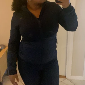 Mörkblå The North Face jacka strl L - Säljer en snygg mörkblå jacka med dragkedja. Perfekt för höst och vår, med långärmad design som håller dig varm. Jackan har en normal passform, med luva och  är superbekväm för vardagsbruk. 