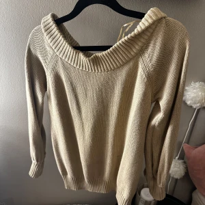 Stickad offshoulder tröja - Säljer denna beiga super sköna tröja🤎🤍