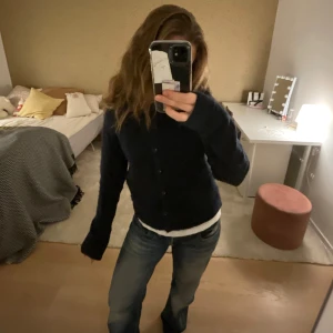 Mörkblå kofta  - Mysig svart kofta från Gina Tricot i bra skick. Perfekt för höst och vinter med sin varma ullblandning. Den har långa ärmar och knappar framtill. En klassisk och stilren design som passar till allt. 🖤💙