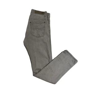 Tiger of Sweden jeans - Snygga Tiger of Sweden jeans, modell iggy. Stolek 31/32. Litet slit märke på vänster knä, därav pris! Förövrig bra skick! 