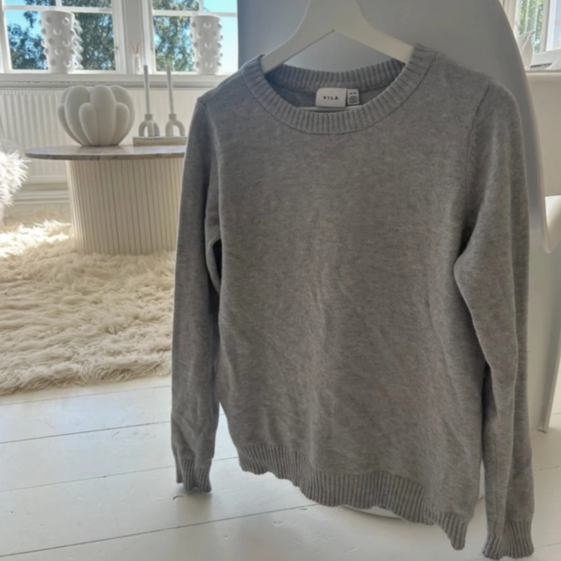 Grå stickad tröja från vila