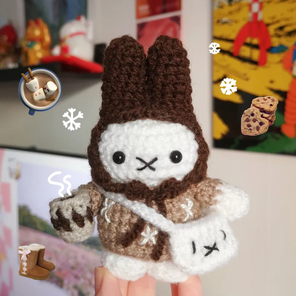 Supersöt virkad Miffy i vinter tema. Virkad i varma bruna färger med broderade snöflingor, miffy väska och en kopp varm choklad. 🧸 Perfekt dekoration på skrivbord/hylla hos en Miffy älskare! Kan också göras till nyckelring 💌 Frakt 18kr via swish eller använd KÖP NU! Postas inom 5 dagar efter betalning 💛. Accessoarer.