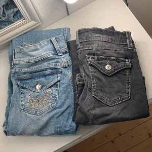 Snygga jeans bootcut  - Dom blå i storlek 34 från h&m. Dom mörkgrå i storlek 158 från Gina. Pris diskuteras💓🙏🏻