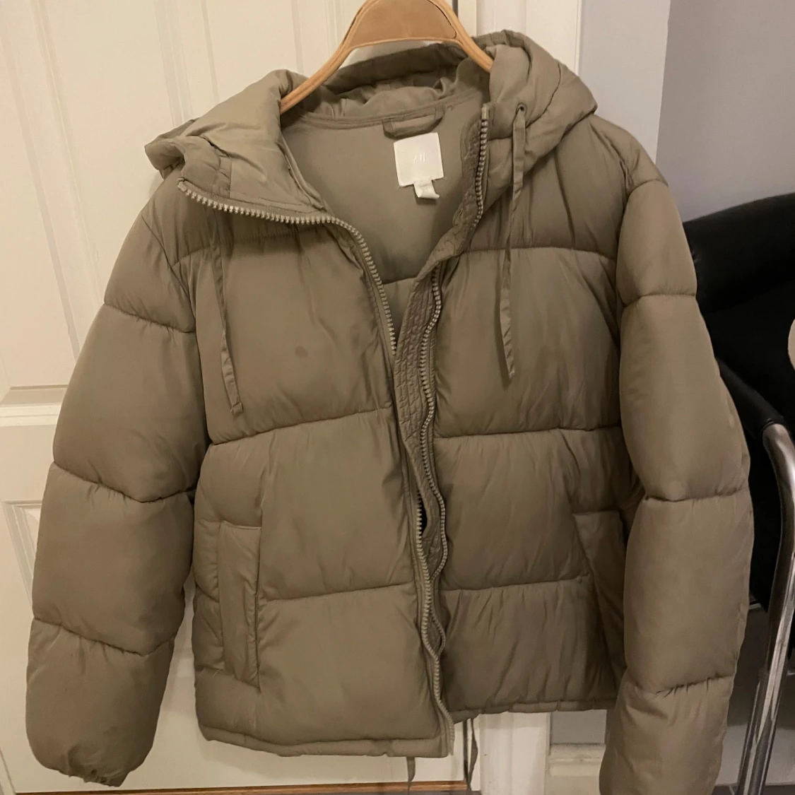 Beige pufferjacka med huva