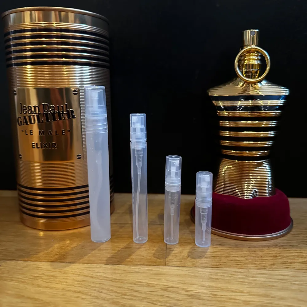 Säljer Le Male Elixir från Jean Paul Gaultier, en herrparfym med en lyxig flaska i guld och svarta sträck svart. Doften har noter av vanilj, honung och amber, med inslag av lavendel och tobak. Perfekt för den som vill ha en söt och kryddig doft till speciellt vintern (Julen) ❄️☃️ Passar perfekt för speciella tillfällen eller vardagsbruk. Priset står för 3ml. 3ml är ungefär 30st spray. FINNS ÄVEN I 2,3,5,10ML KOLLA PROFILEN FÖR ANDRA STORLEKAR ! 2ml 39kr | 3ml 49kr | 5ml 69kr | 10ml 119kr |  . Parfym.