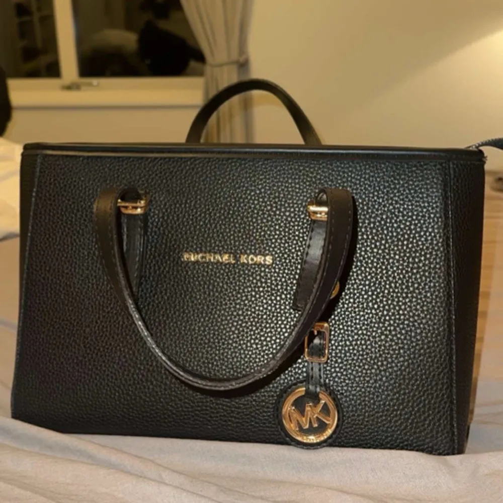 svart väska från Michael kors. Den är i nyskick!!. Väskor.