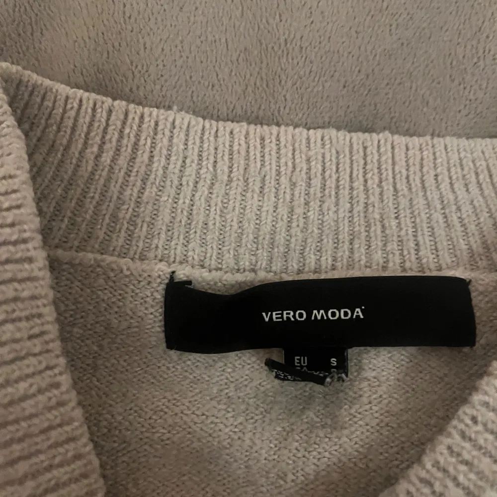 stickad tröja från vero moda bra skick men nopprig! den är ljus beige/grå och stl S 💞. Stickat.