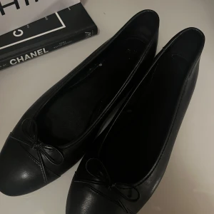 Svarta ballerinaskor med rosett - Säljer ett par klassiska svarta ballerinaskor i bra skick🫶🏻använt en gång men inget mer (kommer tvätta undersidan på skon innan jag skickar iväg dom såklart). Hör av er vid frågor!!💕