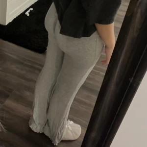 Grå ribbade mjukisbyxor - Jättefina byxor från Shein. Vet ej storlek men de är väl kanske S/M. Dom e väldigt stretchiga och sköna! Använder ej därför säljer jag 🫶