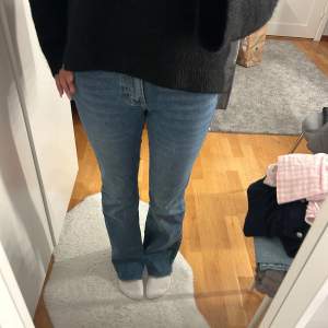 Jeans ifrån Gina tricot som jag har klippt själv längst ner (där av priset), annars inga defekter🥰🥰Orginalpris 500kr