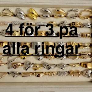 Säljer ett set med stilrena ringar i både guld och silver. Perfekta för att mixa och matcha! En ring har en elegant vågig design medan en annan har en mer organisk, skulptural form. Passar både till vardags och fest. Ta chansen att köpa 4 för 3 på alla ringar! ✨