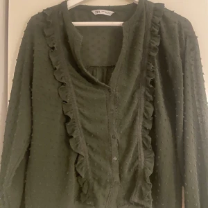 Mörkgrön blus - Superfin blus från Zara i mycket fint skick säljer då den inte längre kommer till användning🫶🏻