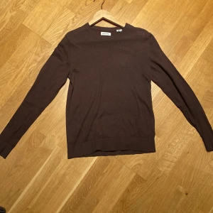 Brun crewneck ull tröja - Säljer en stilren brun tröja i mycket bra skick. Den är långärmad och perfekt för höst . Tröjan har en normal passform. Säljer den för otroligt bra pris. Storlek XS men passar även S. 