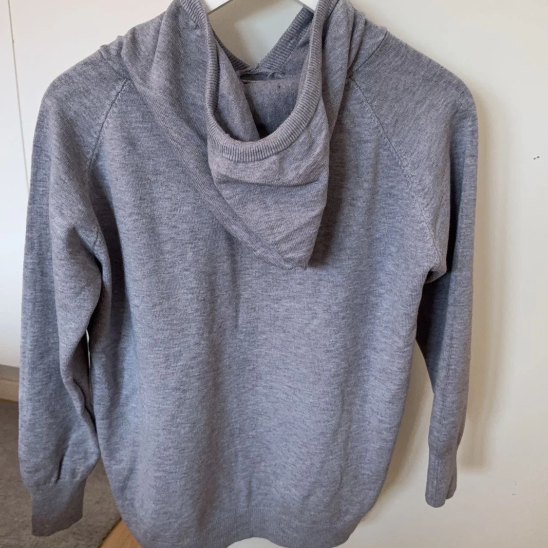 Grå hoodie i merino ull - 92