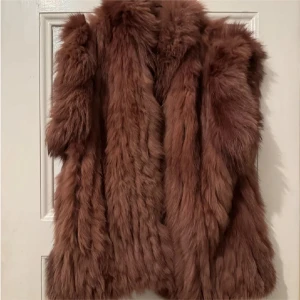 Brun pälsväst från Saga Furs - Säljer en supermjuk och fluffig lite rödbrun pälsväst från Saga Furs (äkta päls) Perfekt för att hålla sig varm och stilren under kyliga dagar. Västen är i mycket bra skick och passar perfekt för höst och vinter. storlek 38 men Passar även 36!
