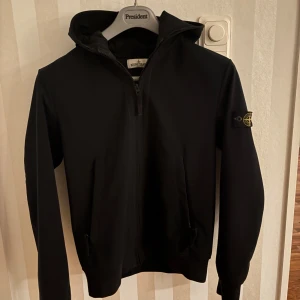 Stone Island windbraker/jacka - Tja! Säljer min svarta windbraker jacka från Stone Island i mycket bra skick. Det är junior storlek i 170 men passar S. Jackan är i mycket bra skick!Jag har storlek S-M och den är bara lite liten för mig som ni ser på bilderna. Den är självklart äkta och nypris är någon stans mellan 4000kr-5000kr. Skriv om du undrar något!