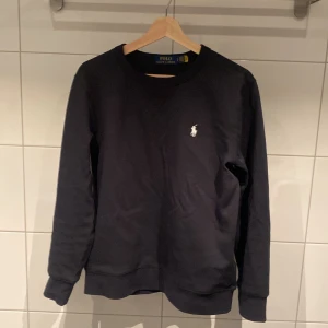 Ralph lauren tröja - Snygg sweatshirt från Ralph Lauren i nyskick, säljes då den inte kommer till användning. Storlek S och ingen skada eller liknande. Hör av dig om du har frågor eller liknande!!. Pris ej hugget i sten. Säljes för 799kr, nypris runt 1500kr