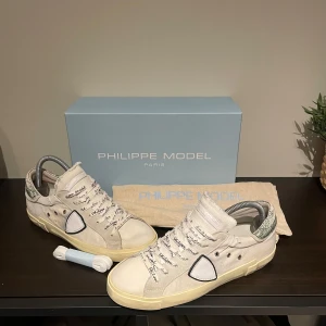 Philippe model skor - Säljer mina riktigt schyssta Philippe model skor som är köpta i Frankrike. Skorna är storlek 41 men passar också 42. Skick 8/10 ⭐️Box, snören och dust bag kommer med. Fraktar inom 1-2 dagar 🚛 Hör av er om ni skulle ha någon fundering 💭 Pris kan diskuteras 🤝