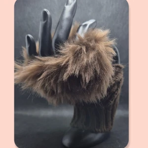 Söta torgvantar i Chokladbrunt - Söta torgvantar i Chokladbrunt. Titta igenom alla mina upplagda & köp fler saker i Bundle för att spara på frakten & få allt du köpt i ett & samma paket. För att köpa med Bundle så får du först trycka i "Köp med bundle" sedan väljer du ut allt du vill köpa för att få allt på samma frakt = Billigare Om du däremot köper fler varor i olika köp blir det egen frakt för varje köp. Önskar du swisha mej, meddela mej vad du vill köpa så ordnar vi det.