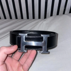 HRMS bälte svart 110 cm - Svart bälte i svart med längden 110 cm. Bältet är helt oanvänt. Säljer bältet då jag ångrar köpet. Priset kan diskuteras.