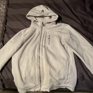 Vit sail racing kofta - Säljer en snygg vit hoodie från Sail Racing i mycket bra skick i storlek 170.