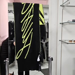 Svart och gul halsduk från Just Cavalli - Säljer en cool halsduk från Just Cavalli i svart och neon-gul. Den har ett grafiskt mönster som verkligen sticker ut. Perfekt för att liva upp vinteroutfiten! Halsduken är tillverkad i Italien och känns lyxig och mjuk. Passar perfekt för både höst och vinter. Längd: 200 cm, bred: 40 cm.