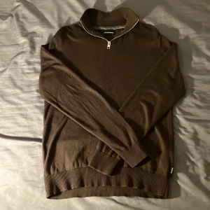 Brun sip från Jack & Jones  - Säljer en brun sip från Jack & Jones i storlek Xs. Sparsamt använd och i väldigt bra skick utan defekter. Skriv om du har funderingar eller vill ha fler bilder. Nypris 499kr 