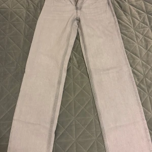 Grå jeans från Perfect Jeans - Säljer ett par snygga grå jeans från Perfect Jeans i storlek 31. De har en klassisk design med dragkedja och knapp framtill. Perfekta för både vardag och fest! 🖤