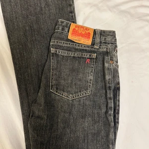 Vintage Replay jeans - Hej! Säljer dessa lågmidjade Replay jeansen då de är för små. Står att de är w:27 men skulle säga att de passar någon som har w:25-26 i vanliga fall. Midjemåttet är 33cm