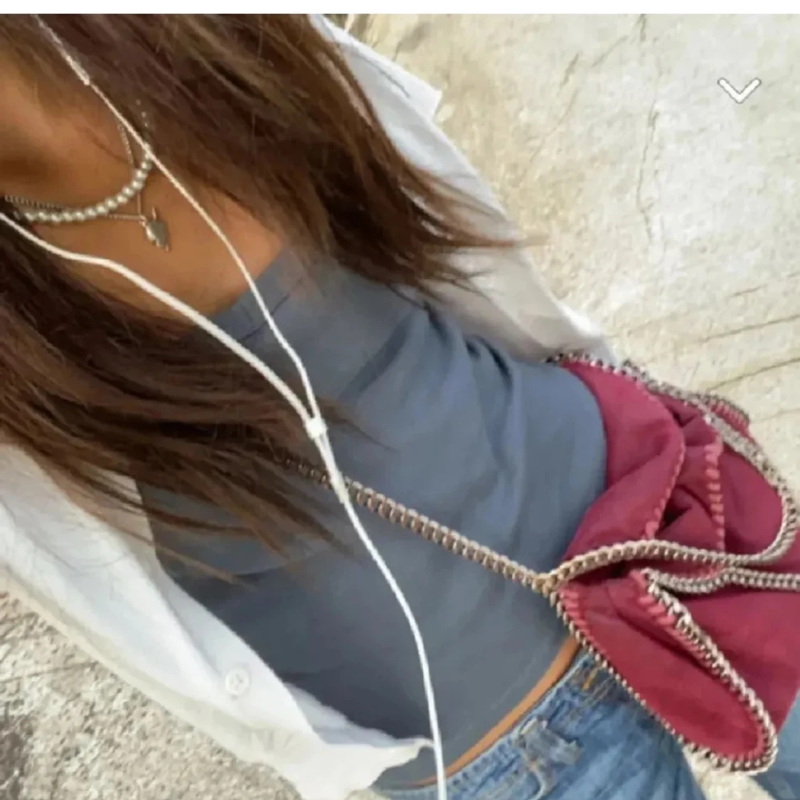 Röd axelväska med kedjedetaljer - 1