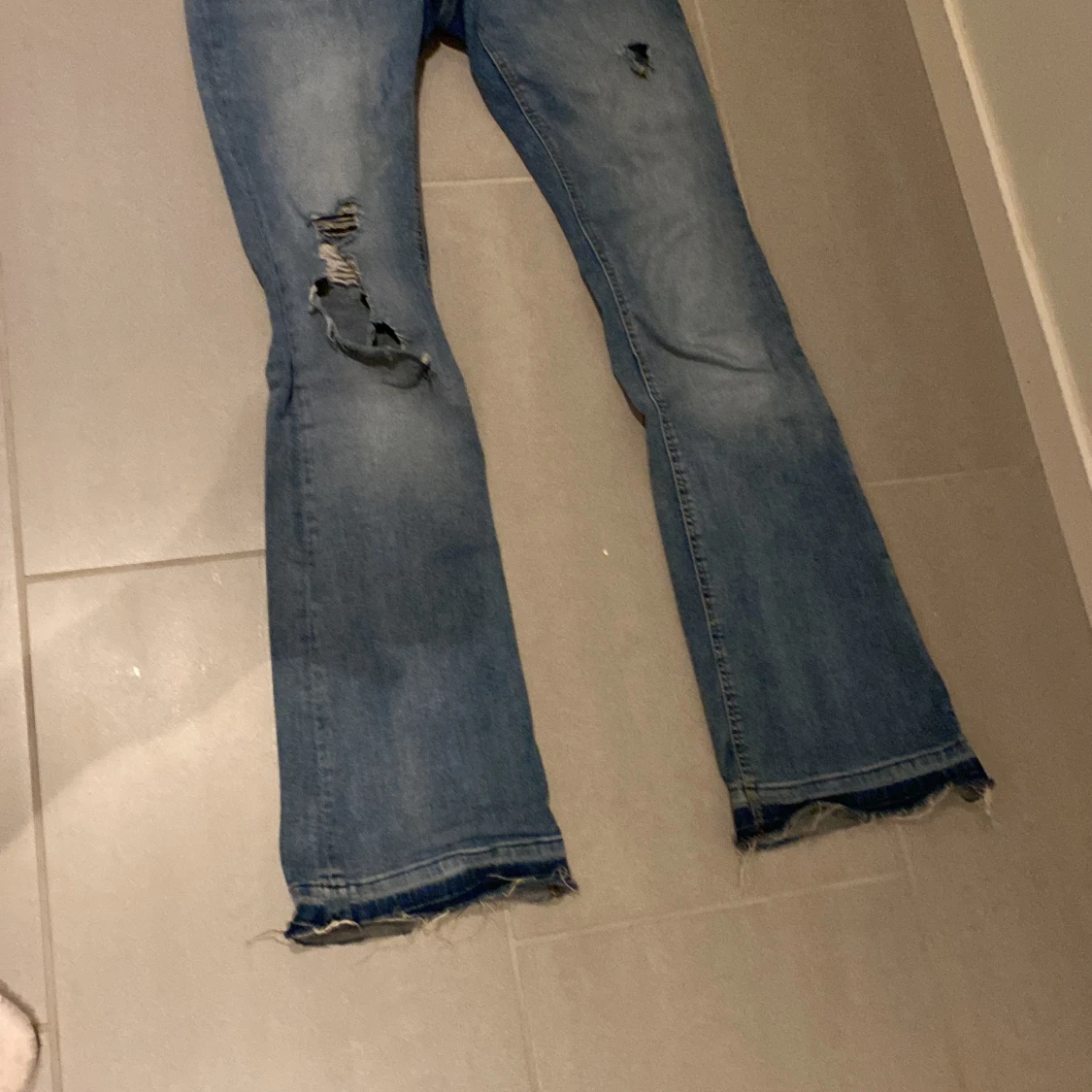 Low waist bootcut jeans med hål - 92