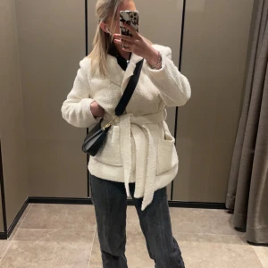 Jackor  - Säljer en snygg vit dunjacka . Den är perfekt för vintern med sin varma och puffiga design. Jackan har långa ärmar, vilket gör den supermysig. Passar perfekt för kalla dagar och är i mycket bra skick. Perfekt för både vardag och vinteräventyr säljer även en blå peak jacka som är perfekt och håller dig verkligen varm!! Och en para jumper jacka som är riktigt fin och skön 🫶🏽PRIS DISKUTERAS!!!