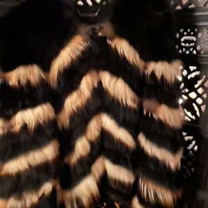 Svart och beige pälsjacka från Diane von Furstenberg - Säljer en lyxig och elegant pälsjacka från Diane von Furstenberg i svart och beige. Jackan är gjord av äkta rävpäls och har ett unikt mönster som verkligen sticker ut. Perfekt för att hålla sig varm och stilren under kyliga dagar.