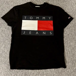 T-shirt Tommy Hilfiger - Svart t-shirt från Tommy Hilfiger, modell Tommy Jeans. Storlek XS, passar även S. Använd tre gånger, felfritt skick. Nypris 399 kr