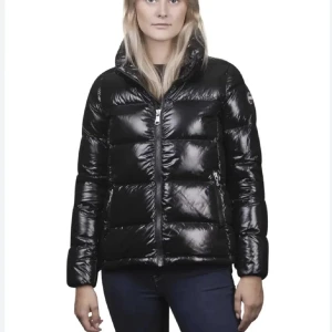 Svart pufferjacka från Colmar - Säljer en snygg och varm svart pufferjacka från Colmar. Jackan har en glansig finish och dragkedja framtill. Perfekt för kalla vinterdagar. Den är i mycket bra skick och passar perfekt för både vardag och fest. 🖤köp inte med köp nu!