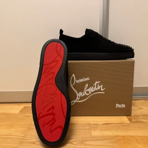 Christian Louboutin skor  - Svarta sköna Christian Louboutin skor i storlek 43 finns även 44, Skriv vid frågor och intresse‼️