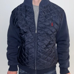 Polo Jacka - Super cool polo jacka(tror ej att den är äkta) köpt på plick , väldigt bra skick