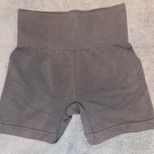Svarta träningstights shorts - Säljer ett par svarta träningstights shorts i mycket bra skick. De är högmidjade och har en tight passform, perfekt för gymmet eller löprundan. Materialet är stretchigt och bekvämt, vilket ger bra rörelsefrihet. Passar perfekt för sommarens träningspass!
