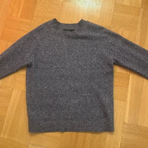 stickad tröja  - Säljer en supermysig grå stickad tröja från Vero Moda. Perfekt för kyliga dagar med sin mjuka och varma känsla. Tröjan har en klassisk design med rund hals och långa ärmar. Passar både till vardags och lite finare tillfällen. 