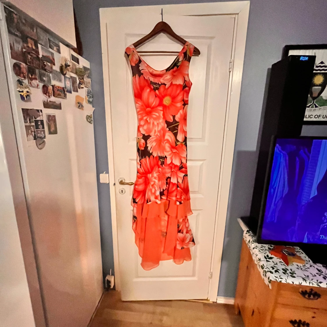 Blommig klänning med volangdetaljer - 91