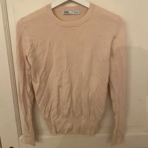 Tunn stickad tröja - Säljer en tunn finstickad tröja från Zara med fina guldknappar på ärmarna. Den är i nyskick då den endast är använd en gång💕