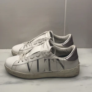 Valentino open - Jätte fina valentino Opens i storlek 41, bara skorna medkommer. Hör av er vid eventuella frågor 