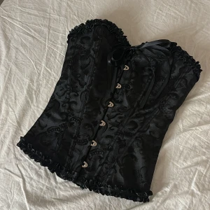 Svart korsett med snörning - Säljer min helt oanvända (endast testad) korsett i strl xs. Skulle säga att den även passar S!! Köpt från shein för 150kr, men säljer för 100. Skriv för fler bilder 💓