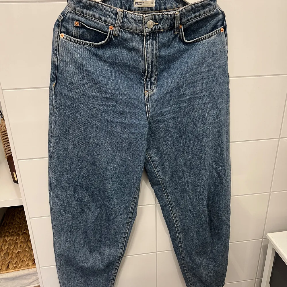 Säljer ett par klassiska blå jeans från Perfect Jeans i storlek 38. De är högmidjade och har en straight passform. Perfekta för både vardag och fest! 🕺. Jeans & Byxor.