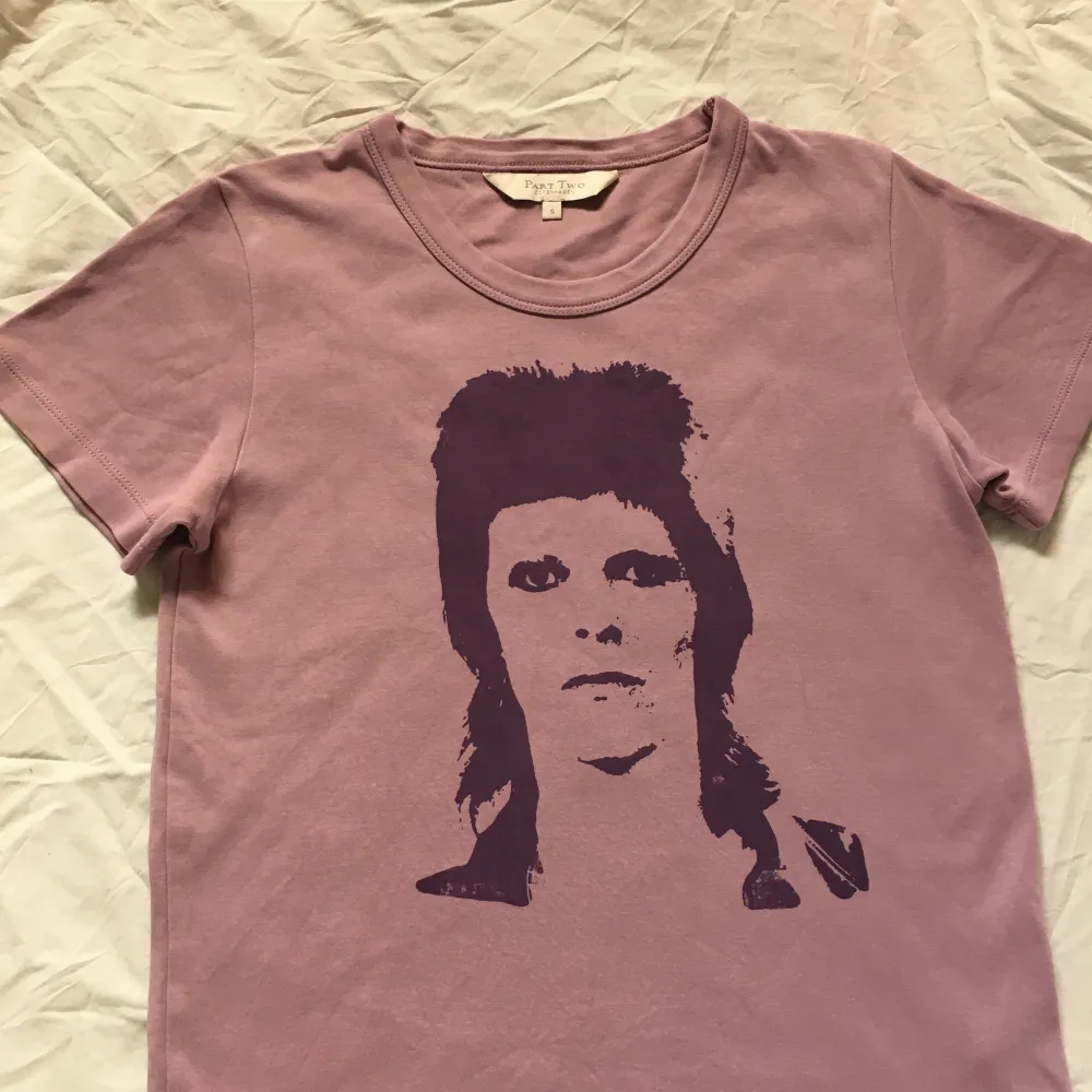 Ljuslila T-shirt med handtryckt David Bowie ”Ziggy Stardust” tryck på! (Svårt att fånga upp färgen på tröjan på bild, men sista bilden är mest lik färgmässigt), Trycket håller i tvätten. T-shirts.