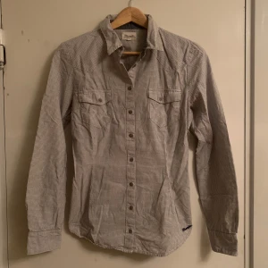 Wrangler-skjorta - Säljer rutig skjorta från Wrangler i storlek M pga för liten i ärmarna. Långa ärmar, knappar framtill och snörning i ryggen som ger snygg passform annars. Skriv privat för fler bilder eller frågor🍁