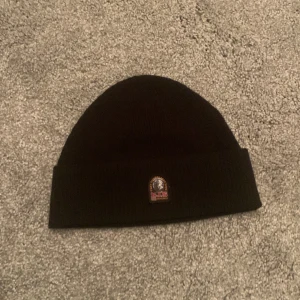 Jätte fin parajumper mössa!! - Jätte fin mössa i stickat material!! Perfekt nu till vintern. Skick 10/10 nästan aldrig använd .  Om det är något ni undrar är det bara att skriva . MVH Ville